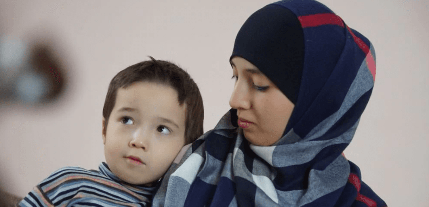 Фатма Исмаилова с ребенком. Фото: Антон Наумлюк