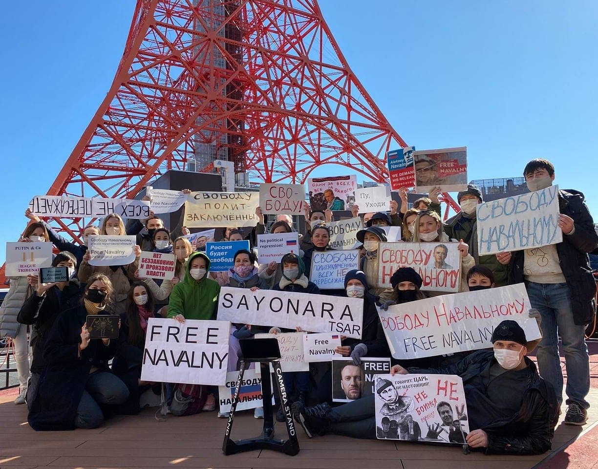 В Токио несколько десятков человек вышли с плакатами к зданию посольства России.