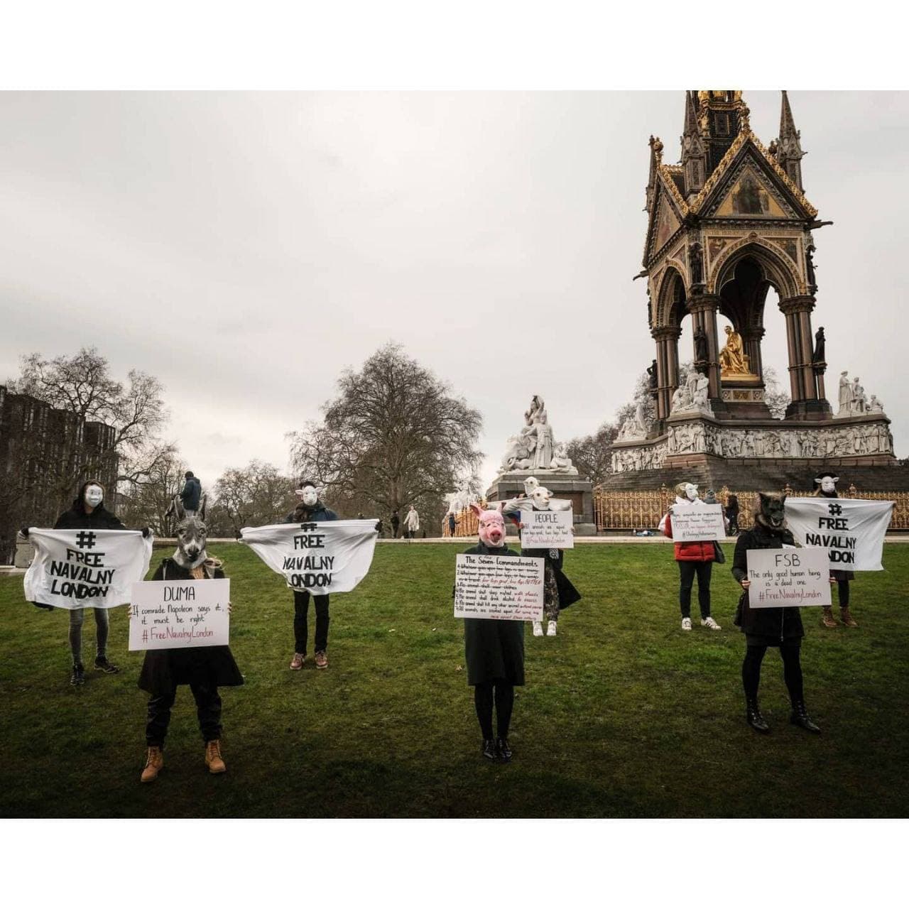 В Лондоне акция солидарности с Навальным прошла в духе Оруэлла