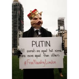 В Лондоне акция солидарности с Навальным прошла в духе Оруэлла