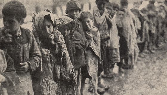Дети, ожидающие в снегу права на вход в «Город сирот»