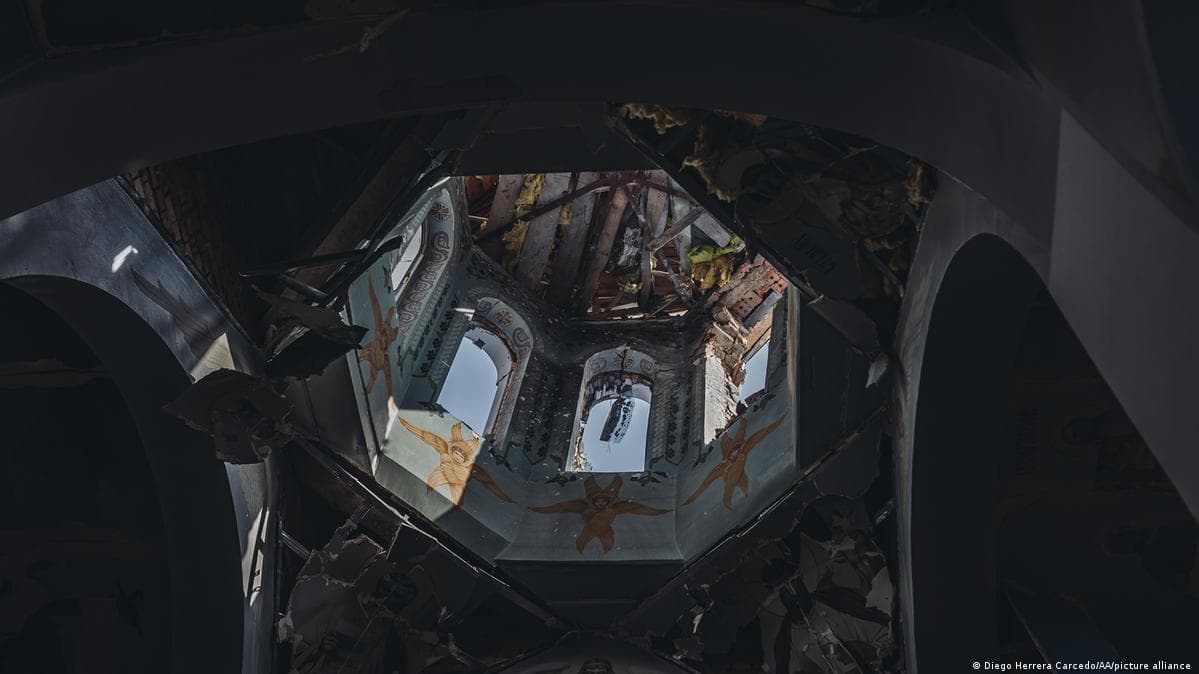 Разрушенный купол церкви в селе Ясногородка Киевской области