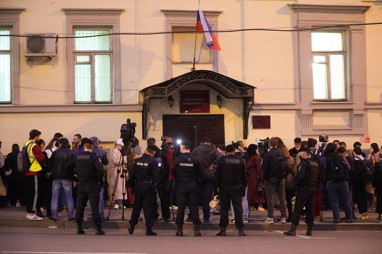 Сторонники встали в цепь солидарности у вечером суда