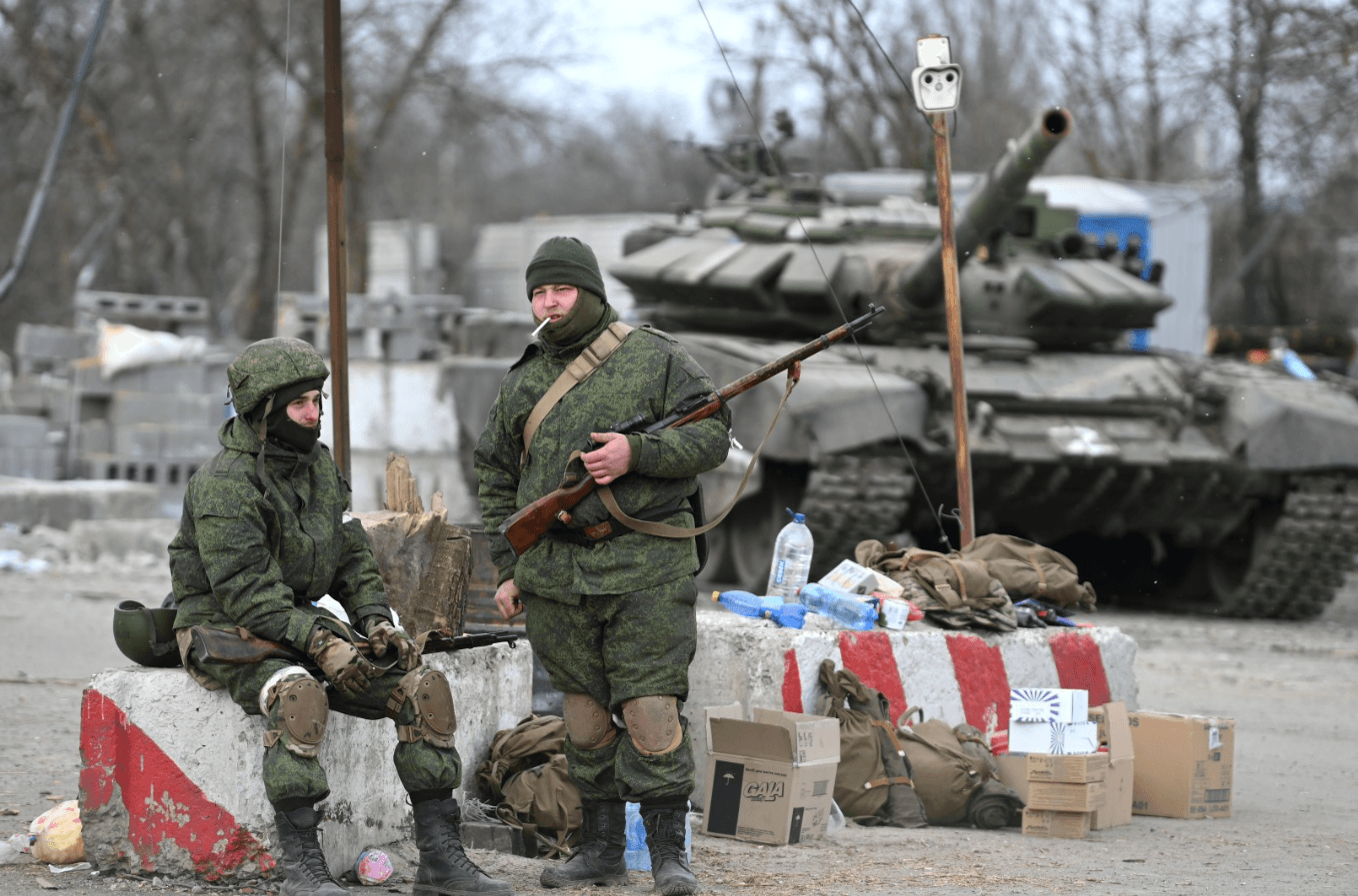 Мобилизованные бойцы «ДНР» с винтовками Мосина, Мариуполь, март 2022 года
