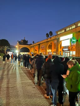 Очередь из желающих поставить подпись за Надеждина в Будве, Черногория