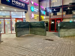 Укрепления у входа в торговый центр