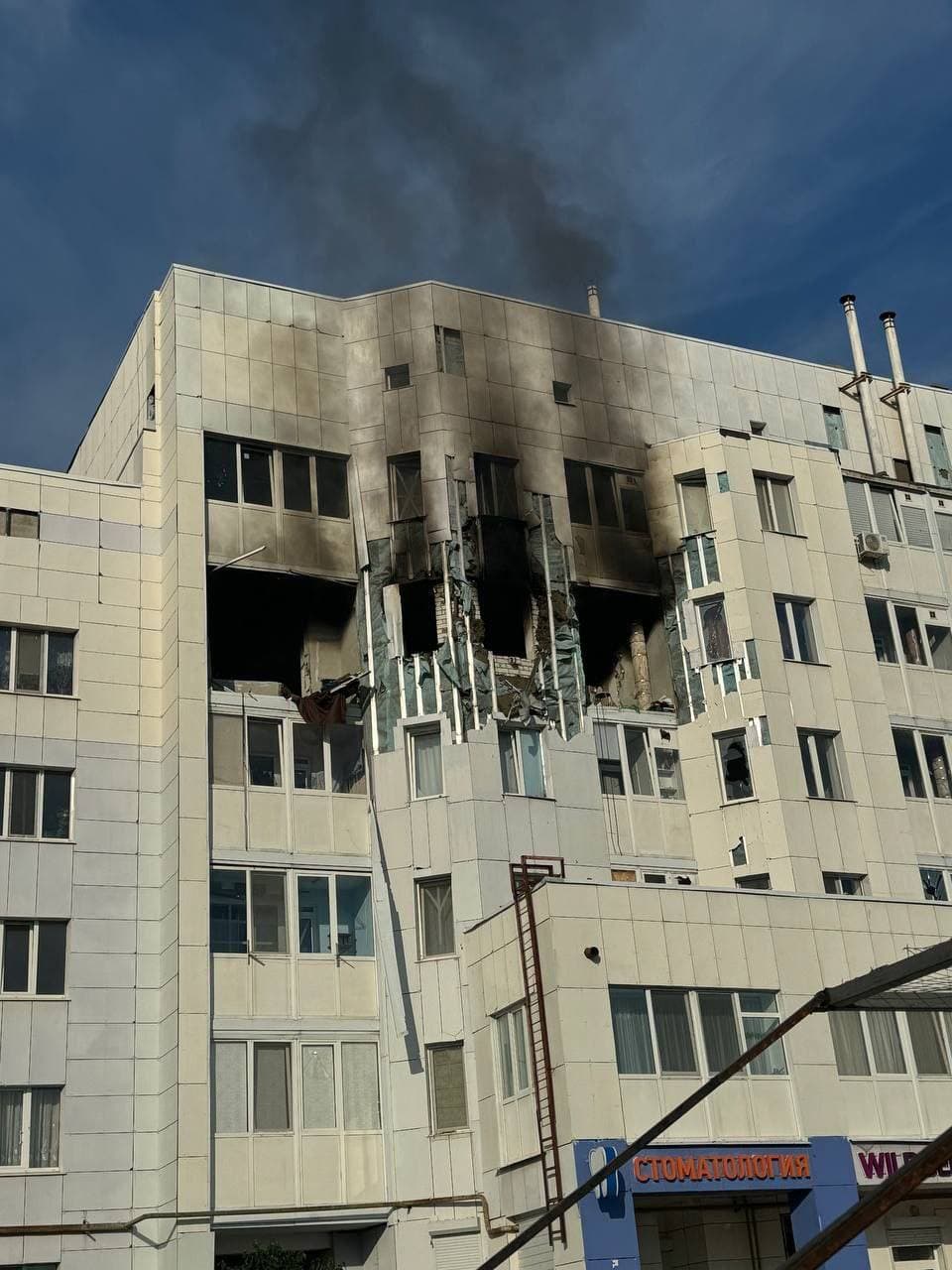 Жилой дом в Шебекино после попадания дрона