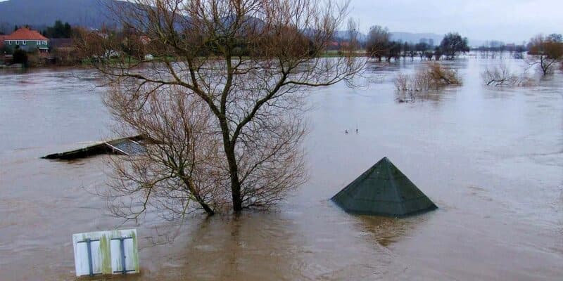 В Бурятии из-за прорыва дамбы ввели режим ЧС и начали эвакуировать население