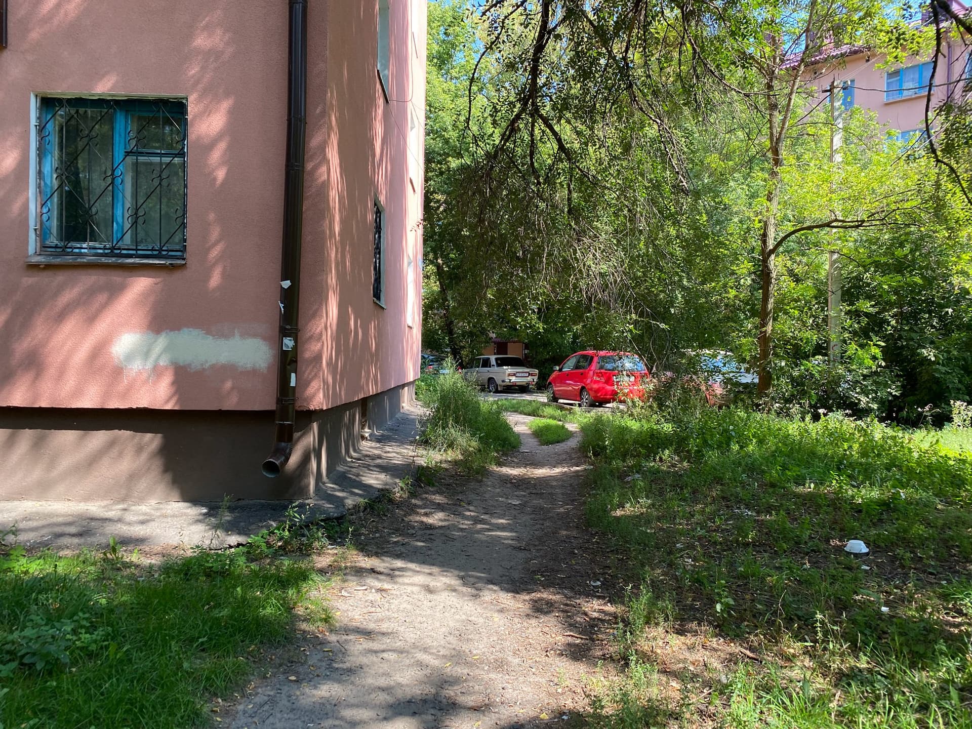 Закрашенный указатель «Укрытие» в Железнодорожном районе