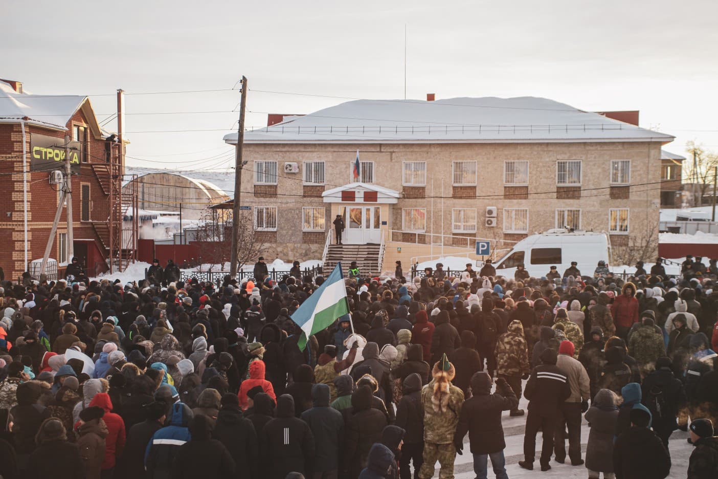 У Баймакского районного суда 17 января собрались тысячи жителей Башкортостана