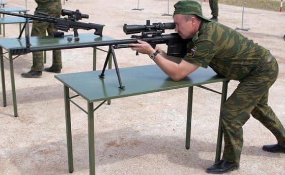 Военнослужащий МО РФ с АСВК. Примечательны габариты винтовки и толщина ствола