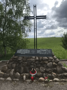 Металлический крест до сноса