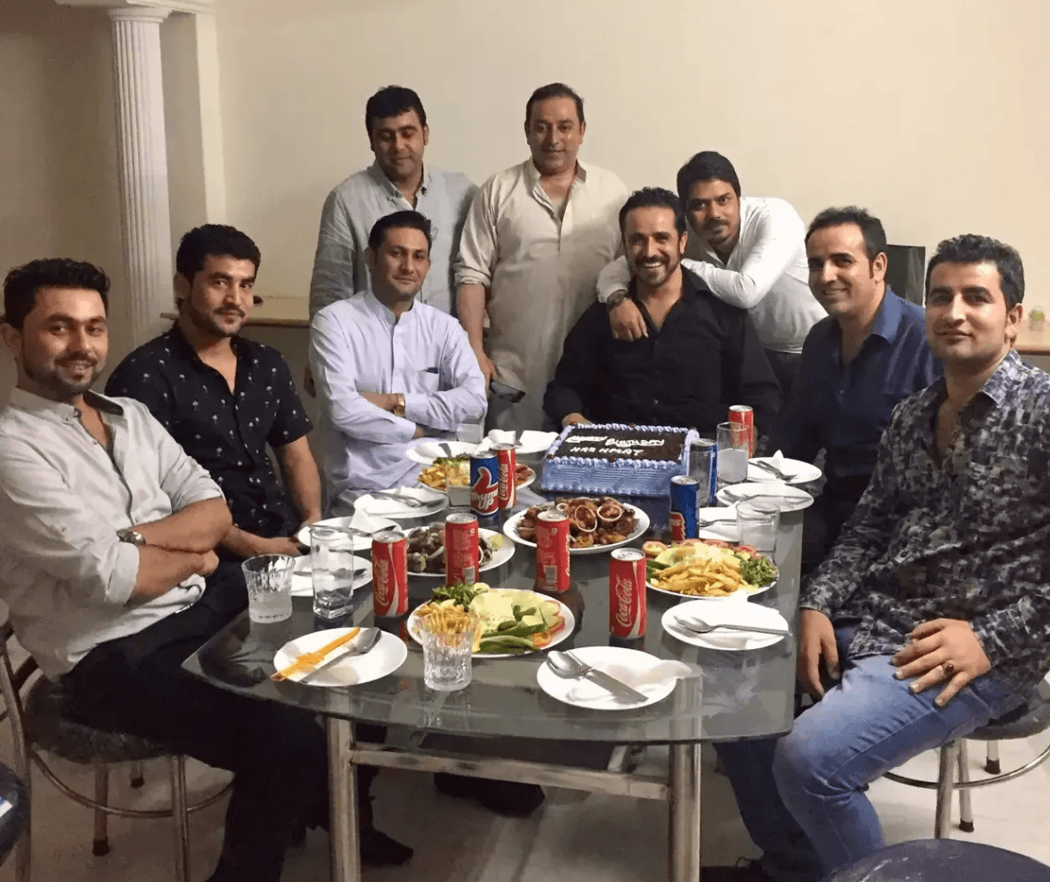 Хамед и Хаджибула Мохибзада (крайние слева) и Исмаил Пирзада (в центре в черной рубашке)