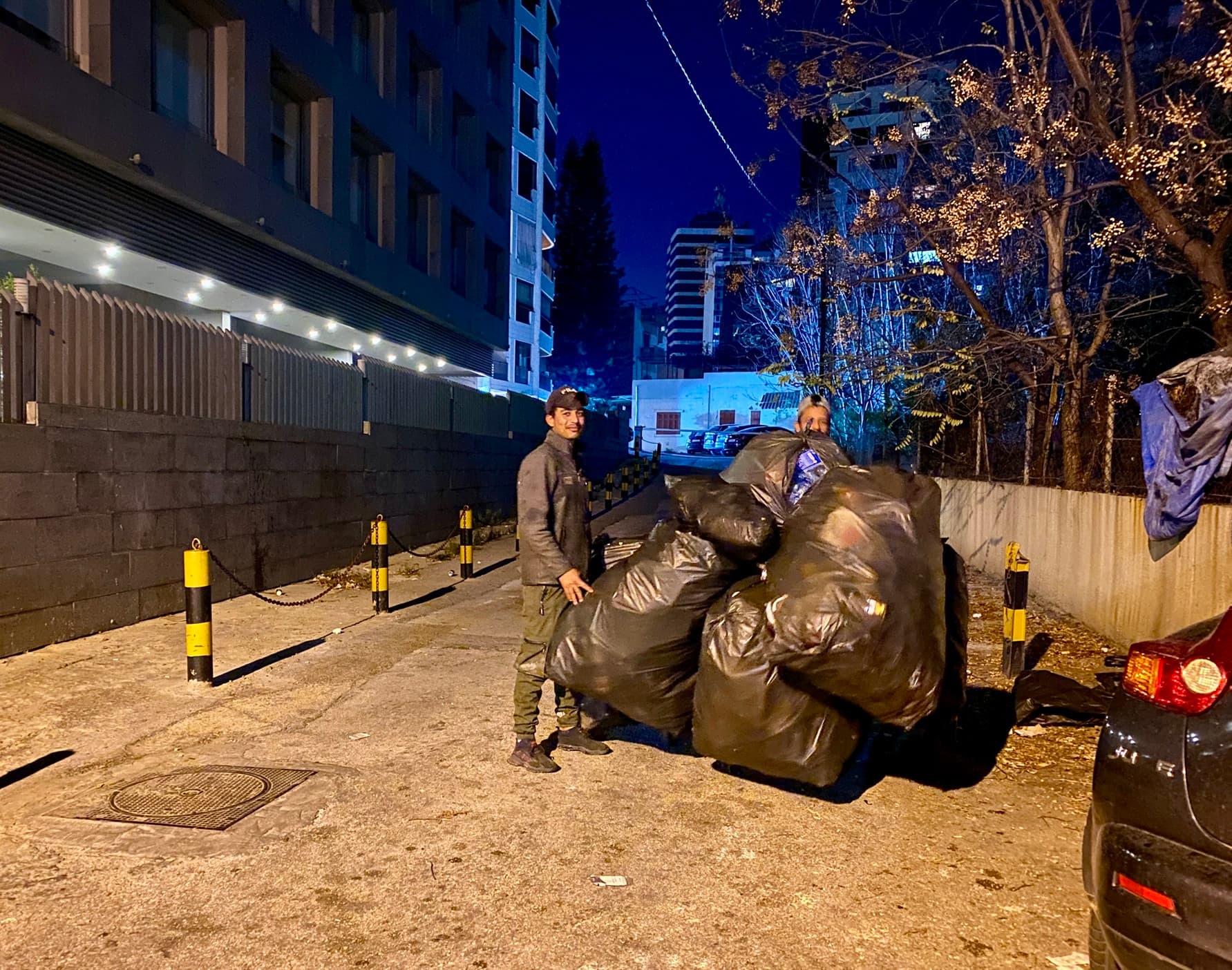 Сирийские беженцы в Ливане занимаются в основном низкоквалифицированным трудом, например работают в доставке или убирают мусор