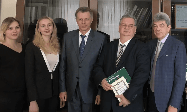 Начальник пресс-бюро СВР Сергей Гуськов (в центре)