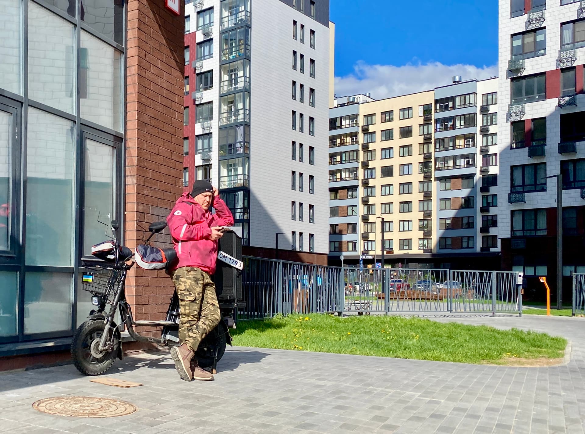 Курьер службы доставки в ожидании появления сети