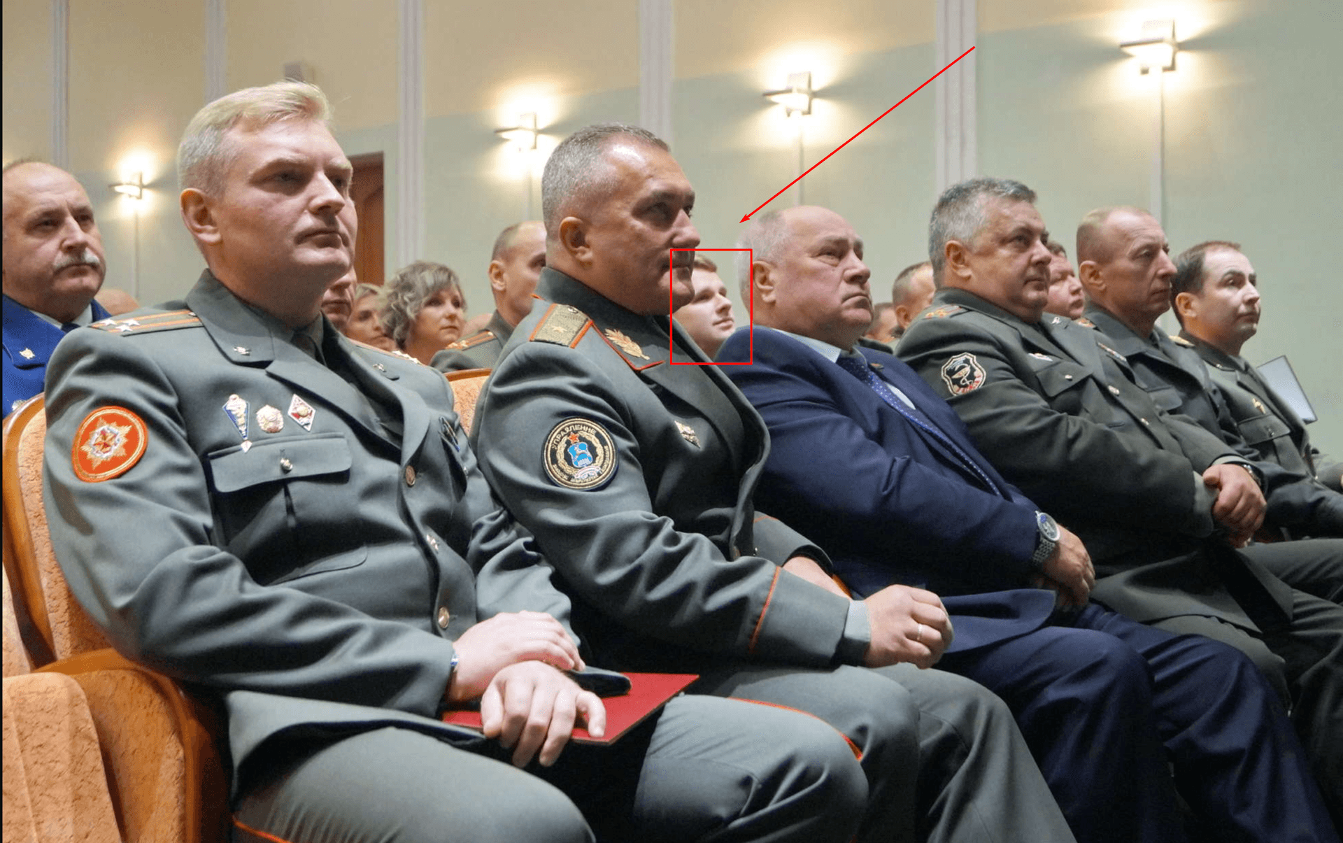 Алексей Лобеев выглядывает из-за подбородка главы ГРУ Руслана Косыгина