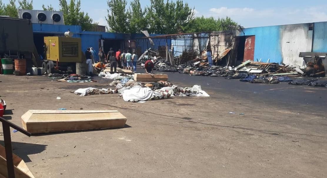 Стихийный морг в Мариуполе