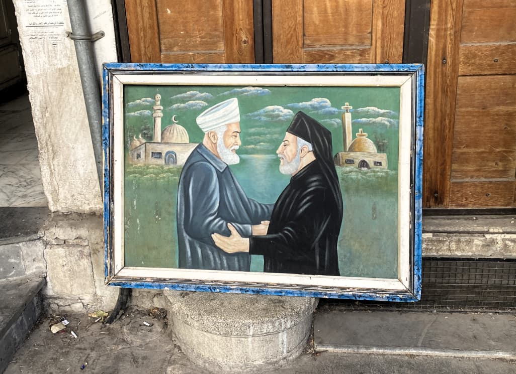 Имам мечети и христианский священнослужитель на картине в старом городе Дамаска