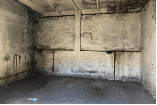 Гараж, в котором российские военные держали задержанных. 22 сентября 2022 года