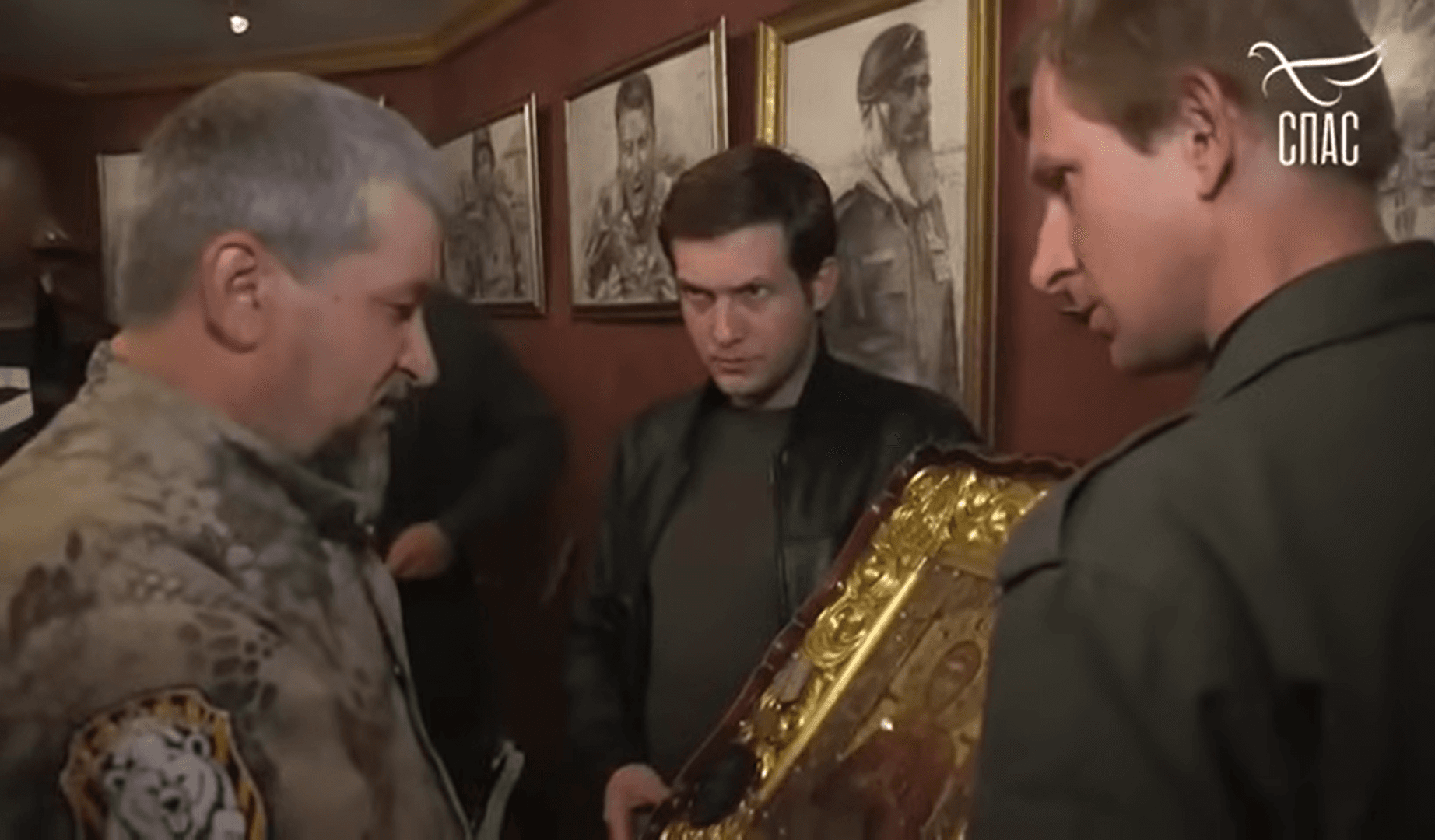 Борис Корчевников с иконой (в центре)