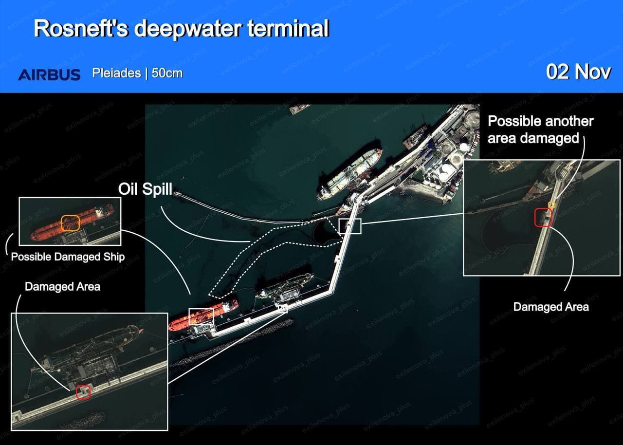Спутниковый снимок последствий атаки на порт в Туапсе. На нем видны два повреждения трубопровода, последствия возгорания на одном из танкеров, а также следы утечки нефти в море