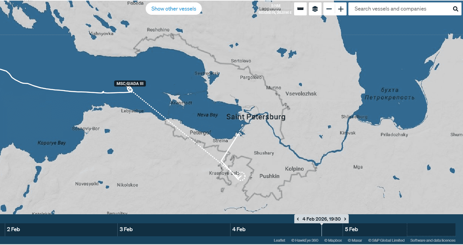 Пунктирные линии в траектории движения судна или неестественные участки пути по суши указывают на помехи при передаче данных
