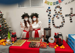 Екатерина с коллегой на корпоративе в Икее