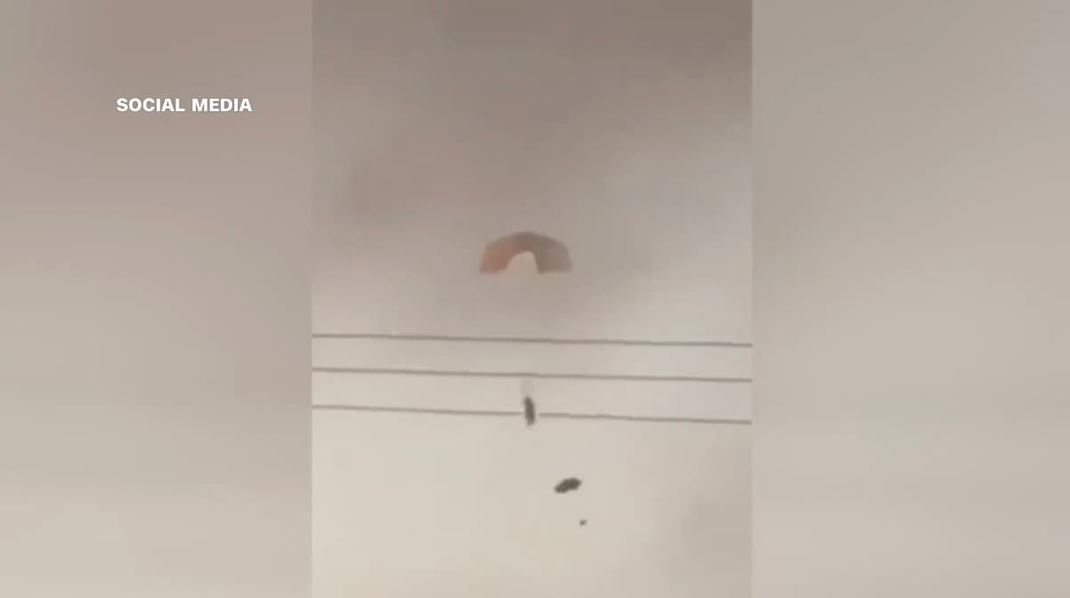 Катапультировавшийся пилот истребителя