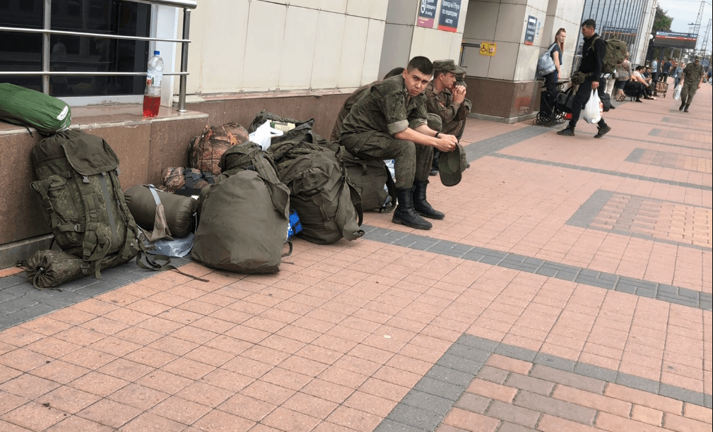 Военные на вокзале Белгорода