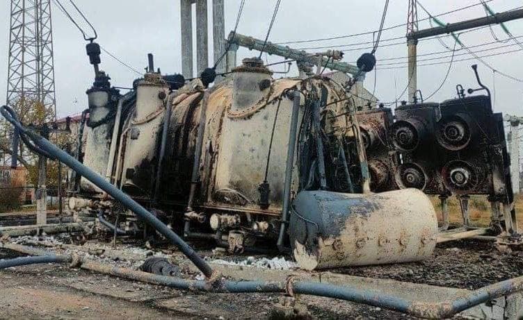 Автотрансформатор весом 250 тонн, подорванный российскими войсками при отступлении в Херсонской области