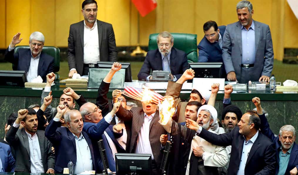 Иран снова под санкциями. Что будет с ценами на нефть, стабильностью региона и самой республикой