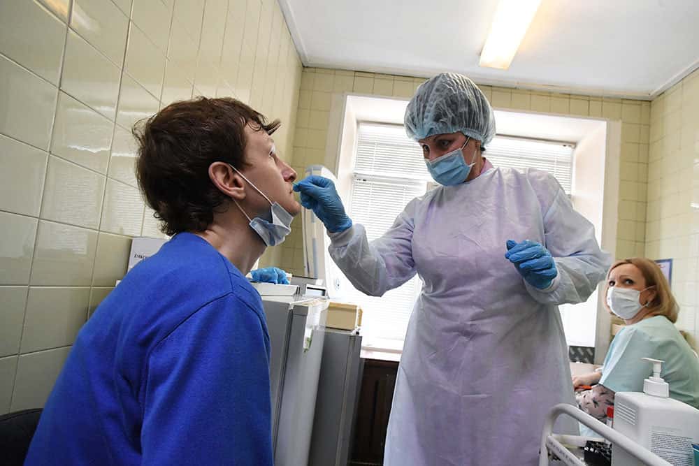 Хинин, аспирин, цинк и витамины. Чем стоит и не стоит лечить COVID