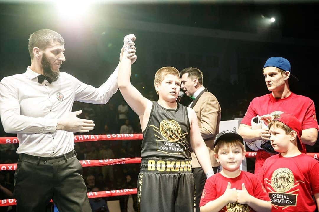 Сын Кадырова выиграл боксерский поединок после того, как бой остановили в его пользу без всякой причины