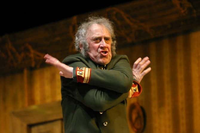 Пара фраз: «Смотри! не по чину берешь!» Рогозин vs Городничий