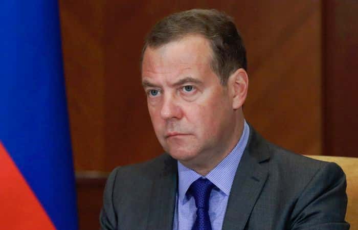 «Нам с вассалами дело иметь бессмысленно». Медведев написал статью об Украине