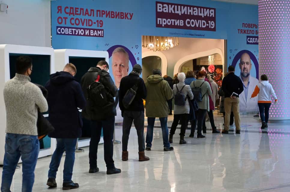 Рука колоть устала. Нужна ли на самом деле ревакцинация от коронавируса