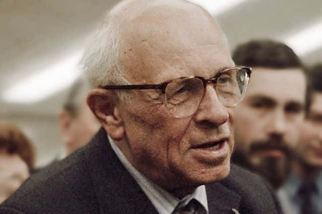 В МГУ отменили лекции, посвященные 101-летию со дня рождения Андрея Сахарова. Затем из «Музеона» исчез его памятник — «Мемориал»