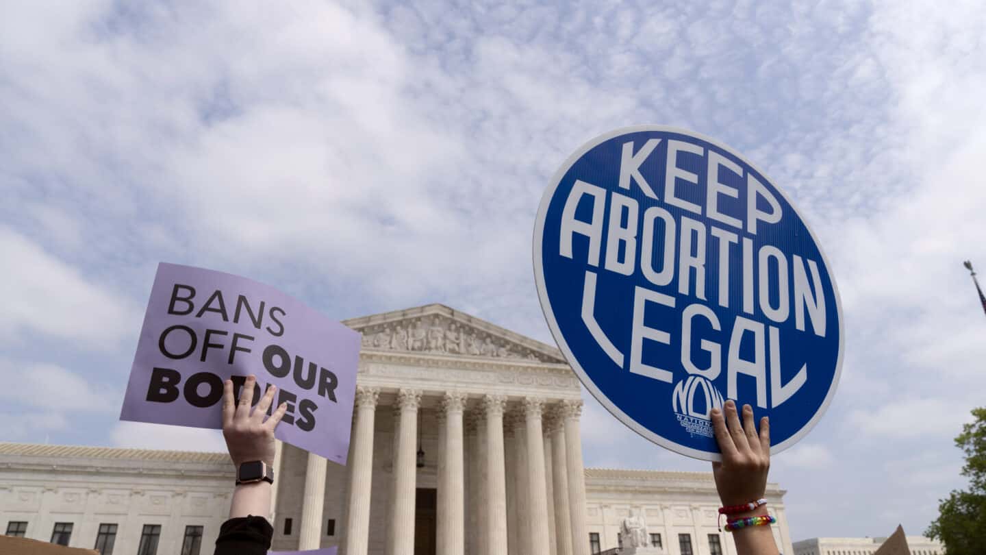 Мое тело — не мое дело? Женщинам в США всерьез угрожает потеря права на аборты — как дошло до такого