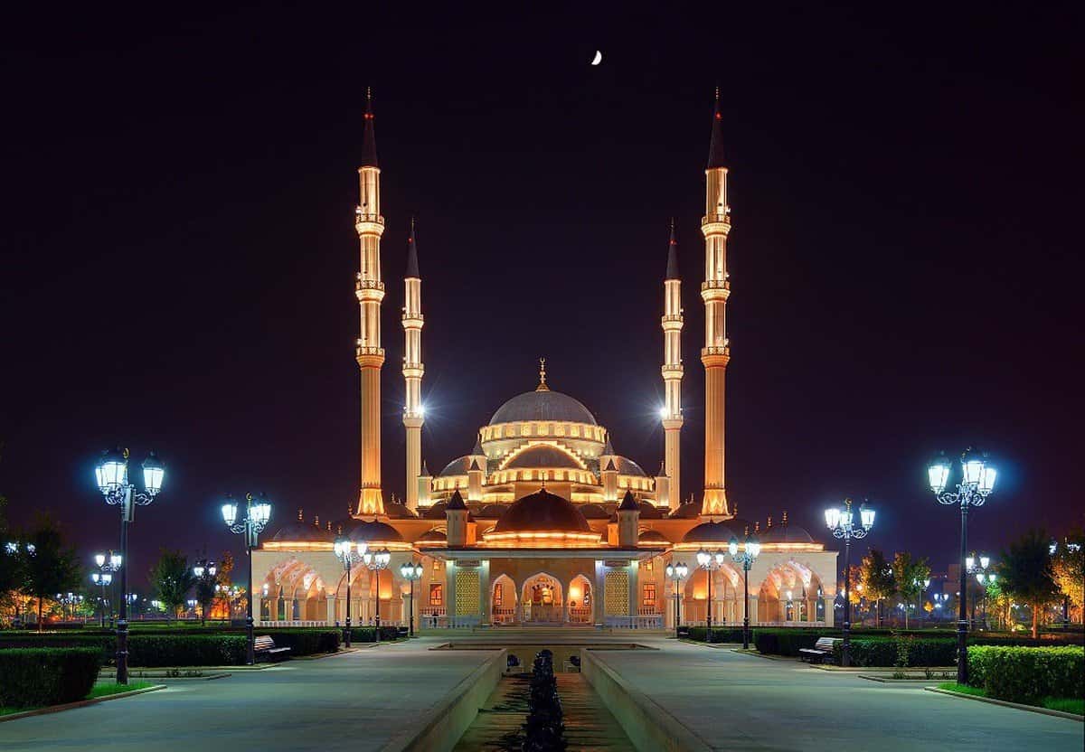 Дочь Кадырова начала проводить ночной намаз в поддержку чеченцев, воюющих в Украине. Женщин на молитвы свозят насильно