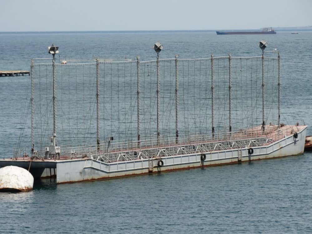 У Крымского моста появились корабли-щиты для защиты от ракетного удара