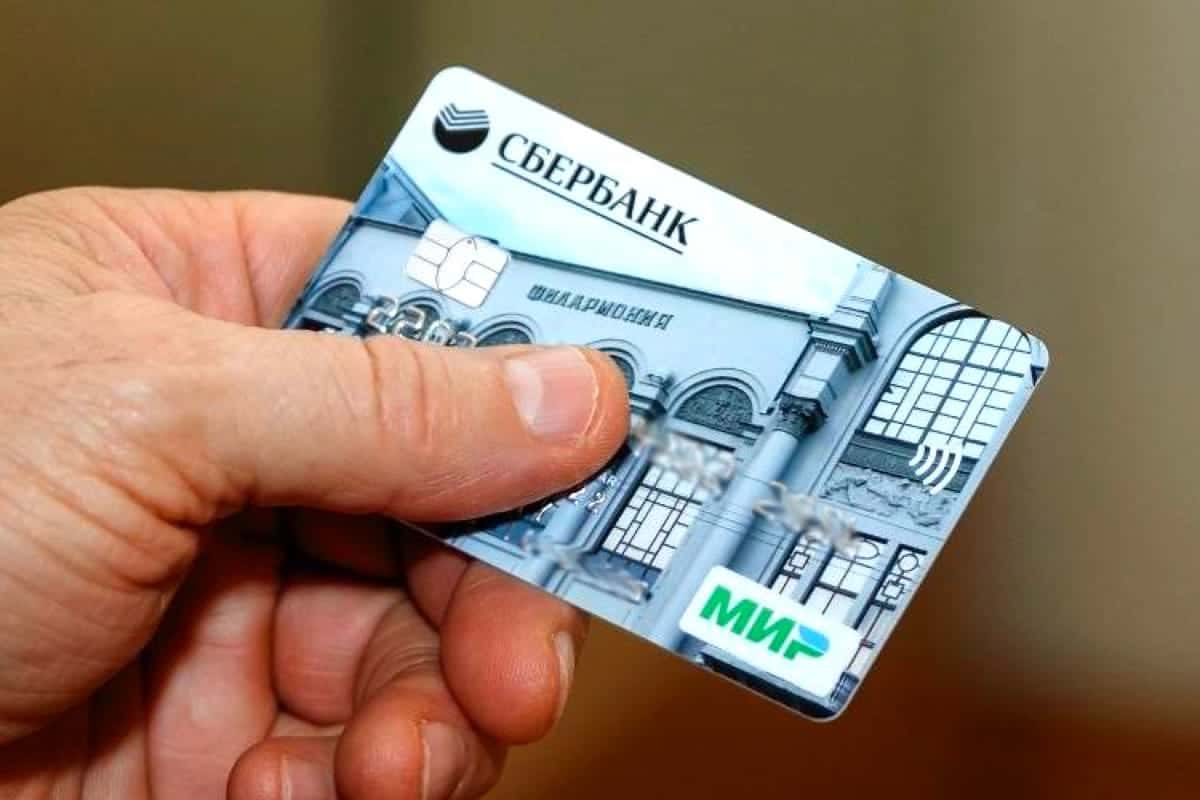 «Сбер» «выковыривает» чипы из невостребованных банковских карт, чтобы установить их в новые