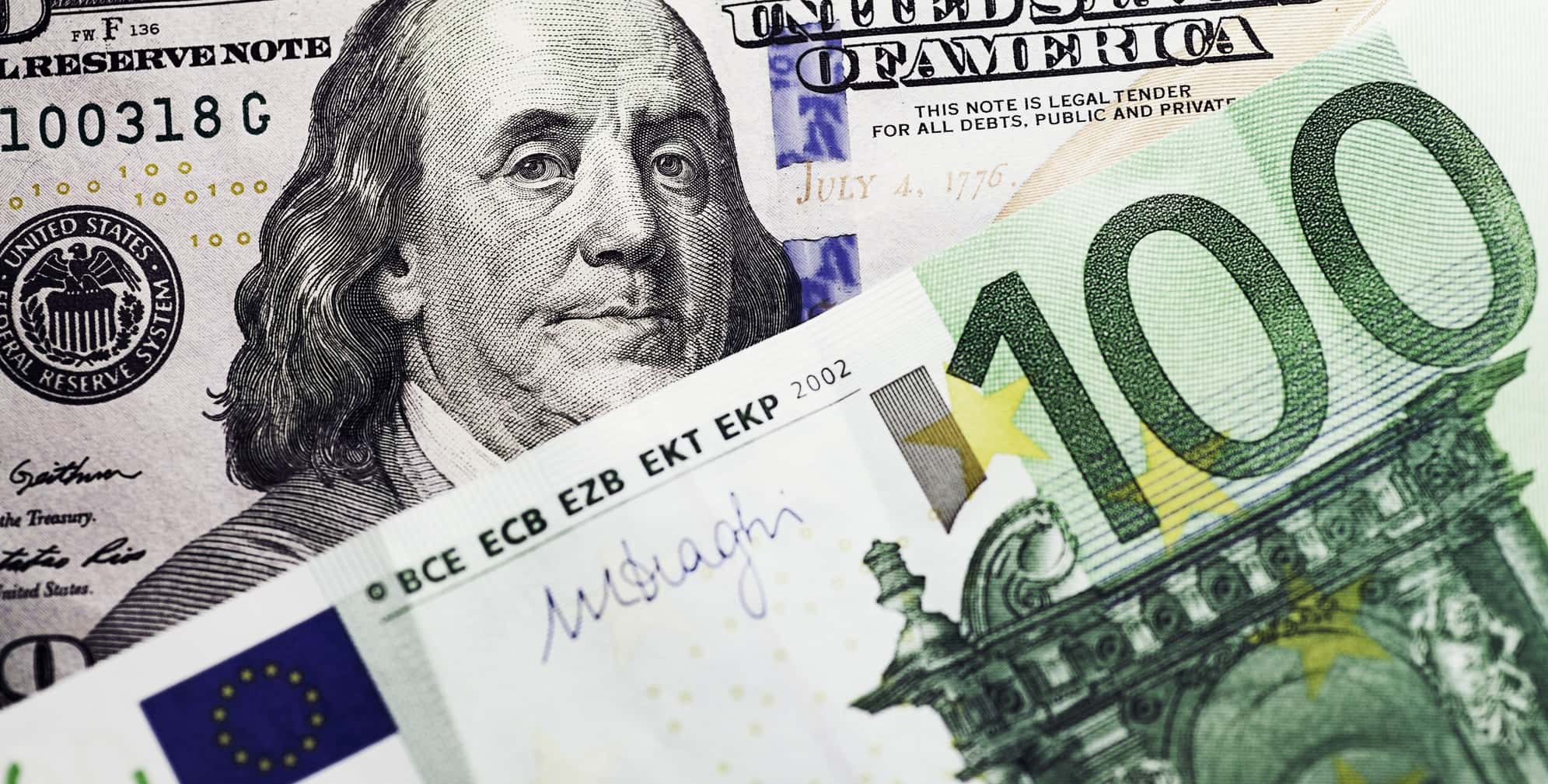 Курс евро обвалился к доллару США