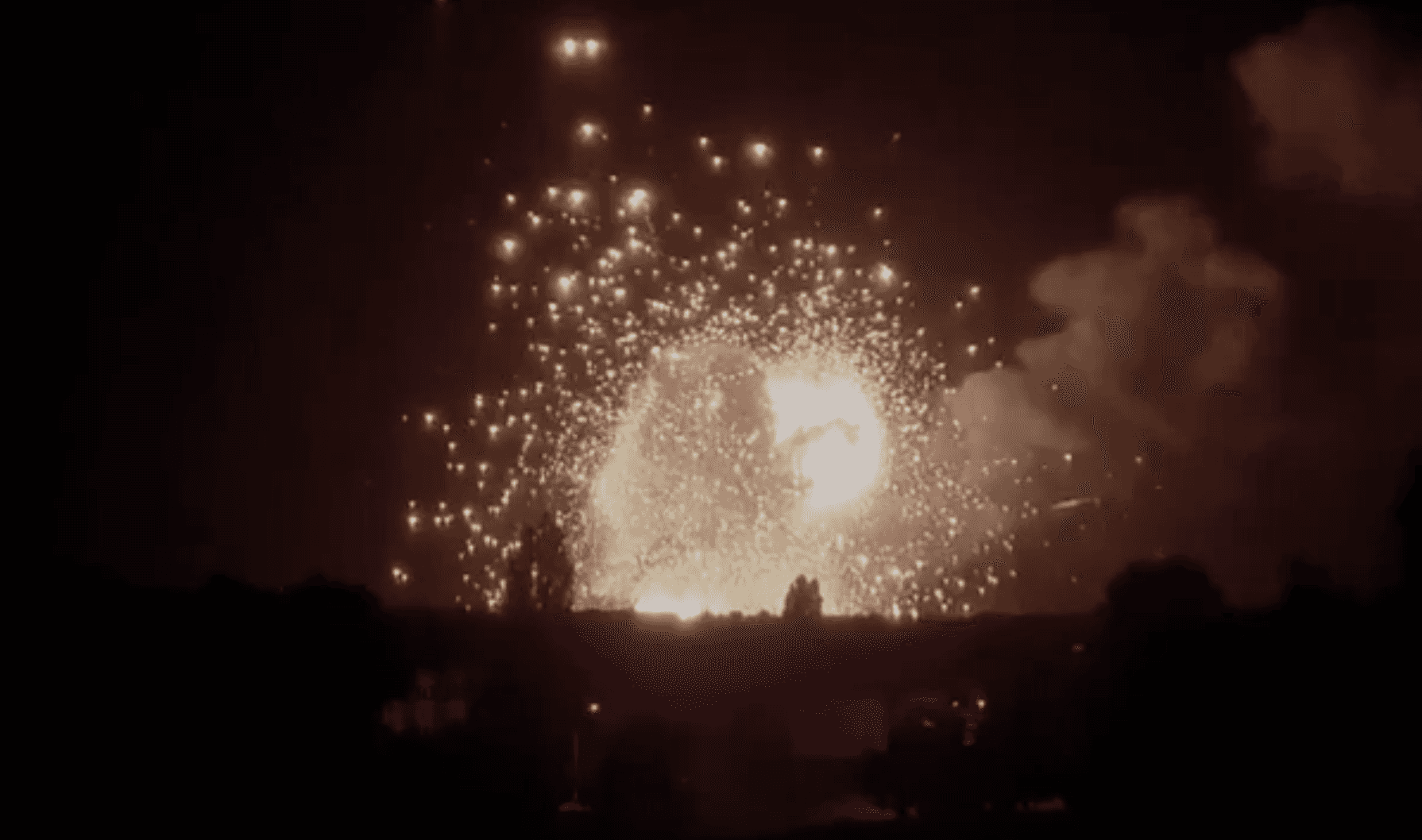 ВСУ нанесли удар по объекту Новой Каховке. В Херсонской ОВА сообщили о взрыве российского склада с боеприпасами. Видео