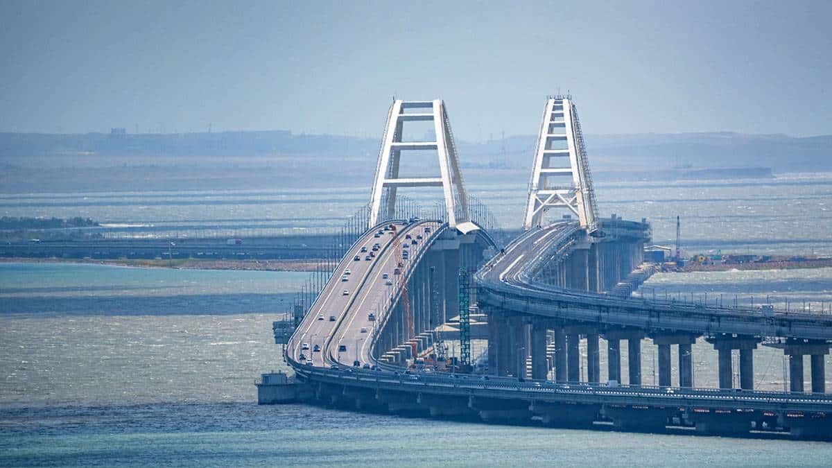 В Крыму после взрывов образовалась пробка на выезде через Крымский мост