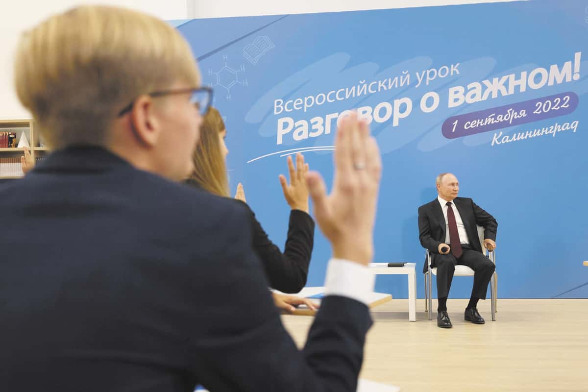 Путин отменил все встречи, где могли спросить про войну. Вместо этого он рассказывал свою версию событий детям, матерям и стюардессам