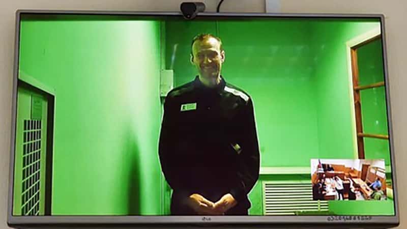 Навального отправили в ШИЗО на 15 суток за то, что он умывался раньше положенного