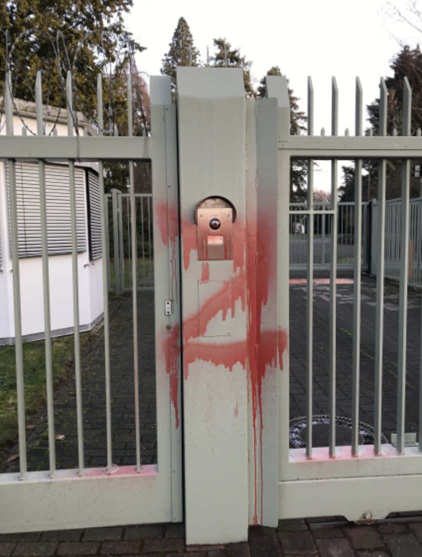 Генконсульство России в немецком Бонне разрисовали буквами Z