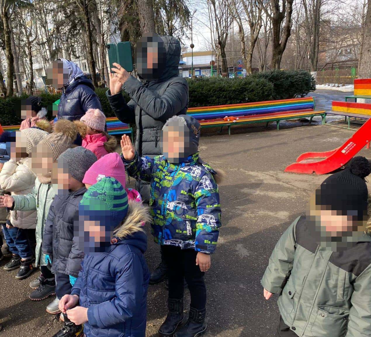 В Ставропольском крае проверяют детский сад на «пропаганду ЛГБТ» из-за лавочек, раскрашенных в цвета радуги