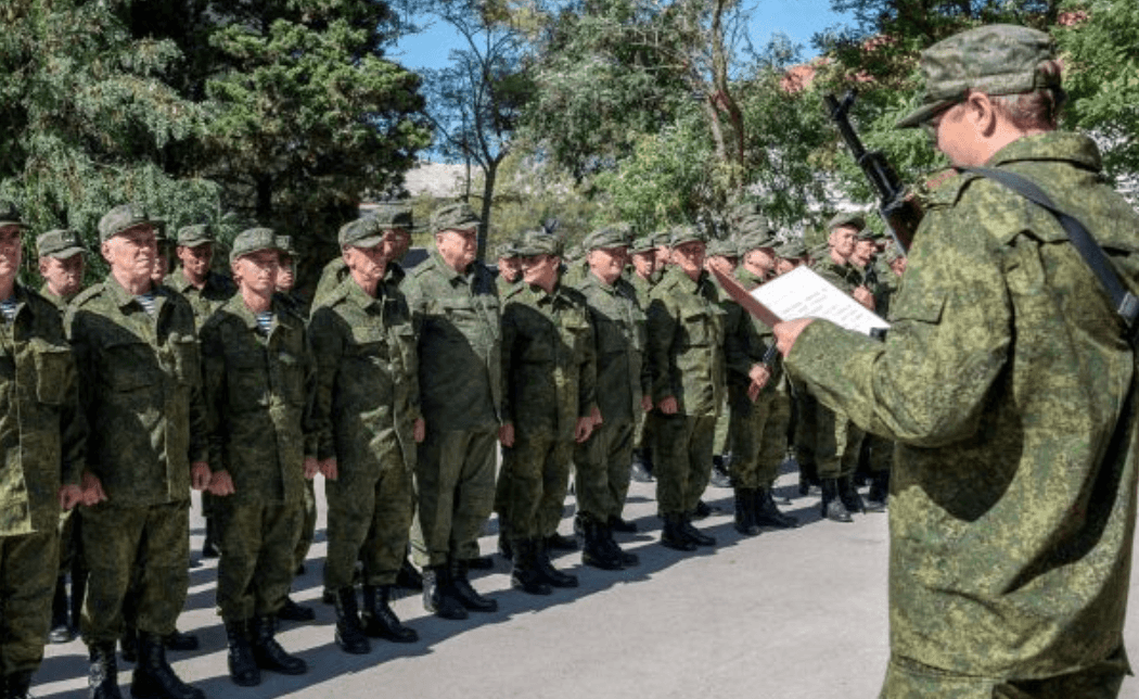 В Госдуму внесли проект о запрете расторгать срочные трудовые договоры с мобилизованными, пока они находятся на войне в Украине